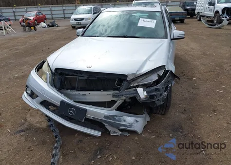 2010 Mercedes-Benz C 300 Luxury 4Matic/Sport 4Matic z USA, uszkodzony, nr VIN WDDGF8BB1AR105496